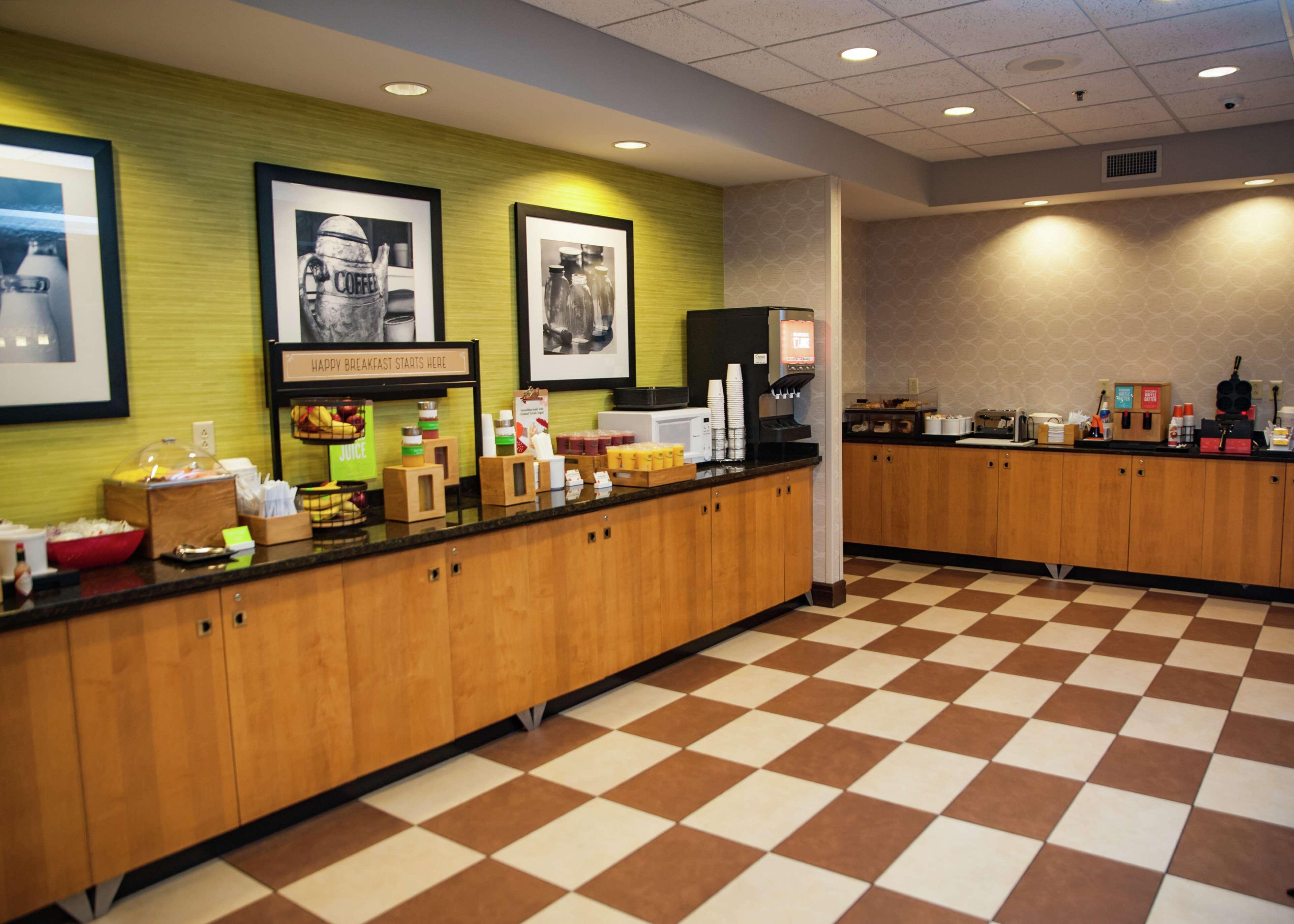 Hampton Inn Norfolk Exterior photo