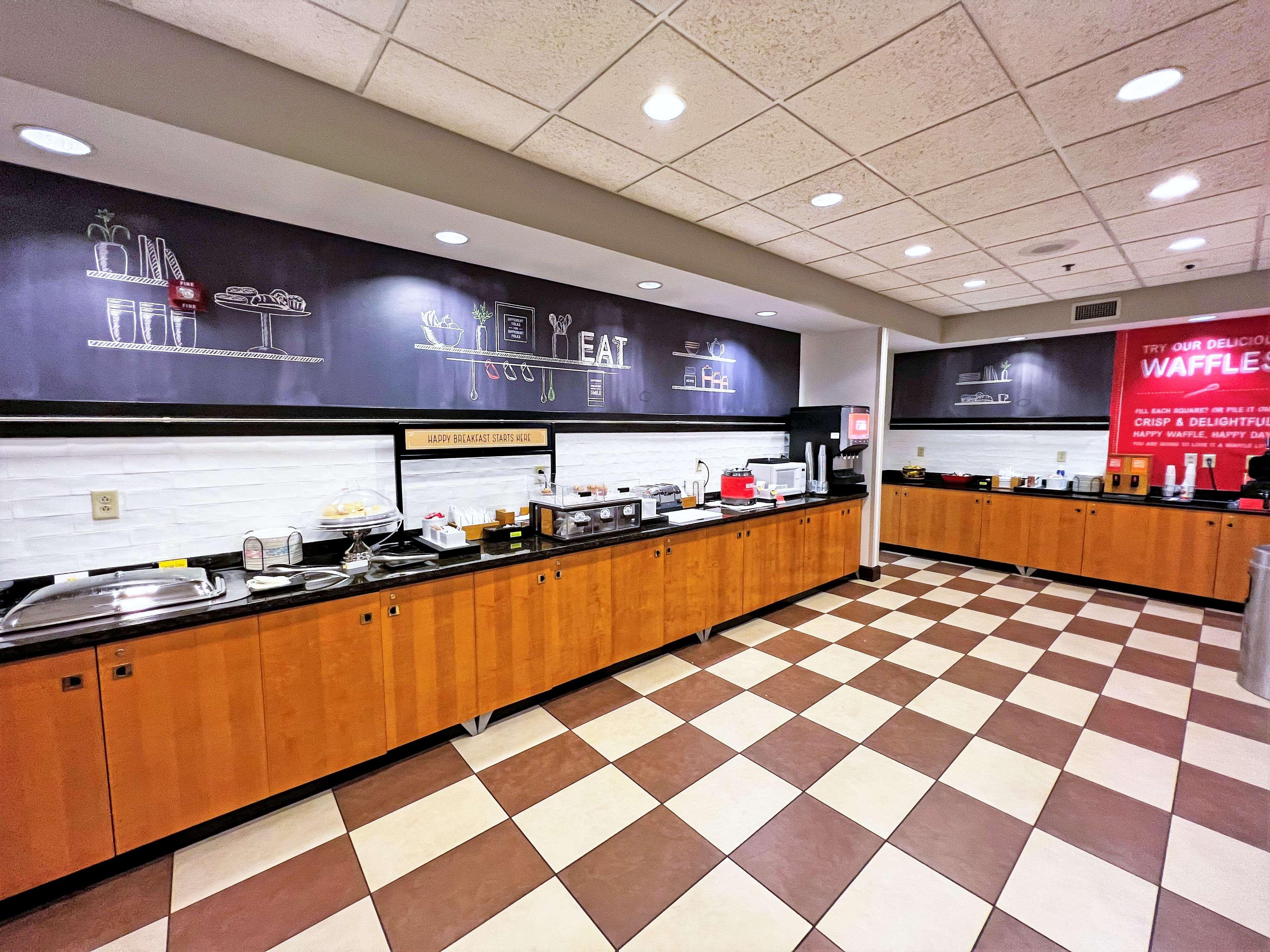 Hampton Inn Norfolk Exterior photo