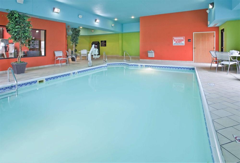 Hampton Inn Norfolk Exterior photo