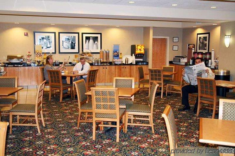Hampton Inn Norfolk Restaurant photo