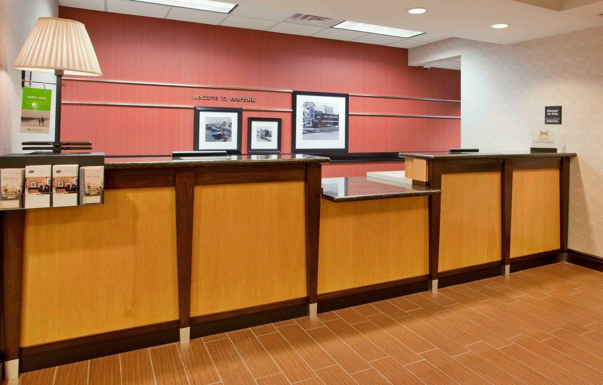 Hampton Inn Norfolk Exterior photo